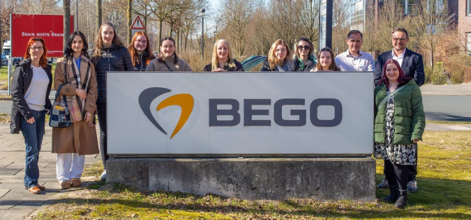Klassenfoto der GZMA22 vor dem BEGO-Firmenschild